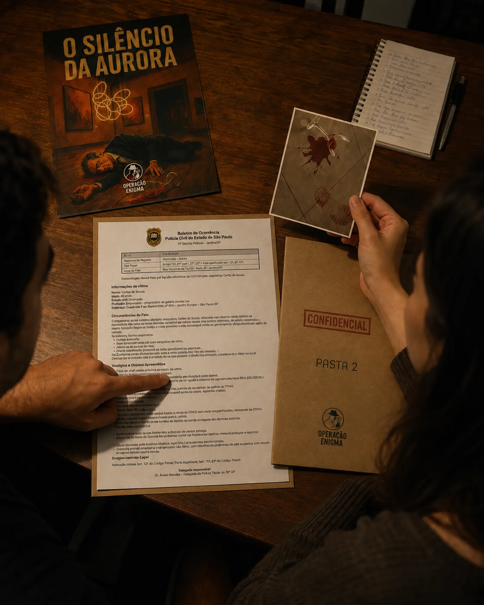 Um casal analisa o boletim de ocorrência de O Silêncio da Aurora sobre a mesa, com a capa do caso, a pasta confidencial e a fotografia da taça caída.